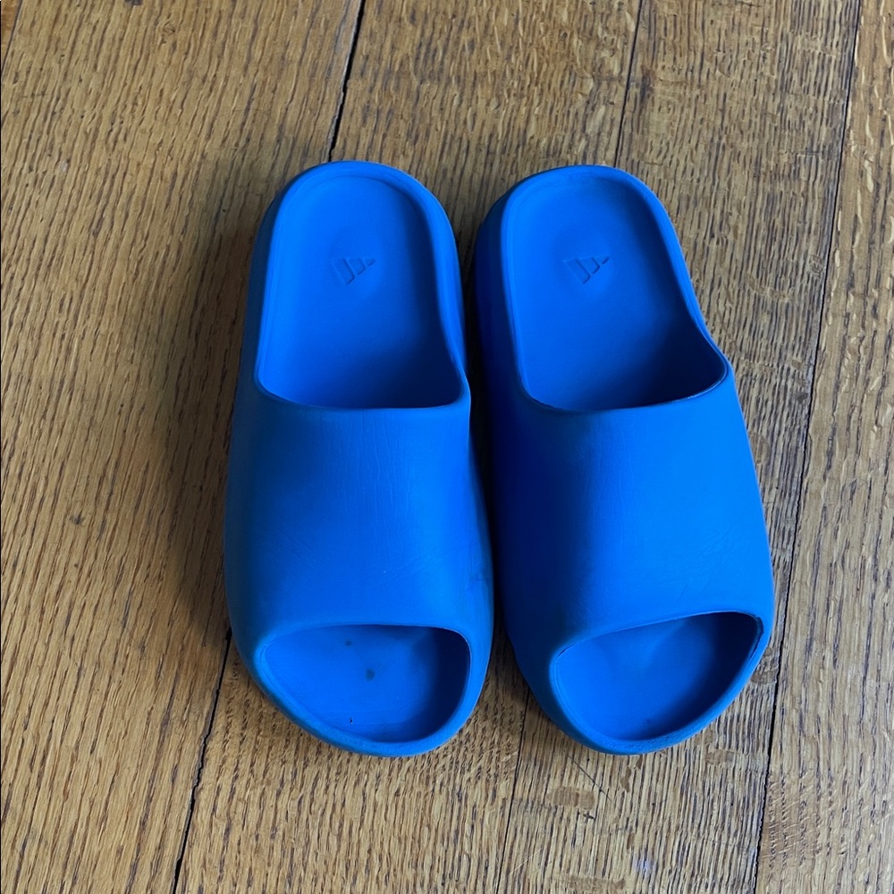 7 1/2 womens blue used adidas Yeezy‘s slides